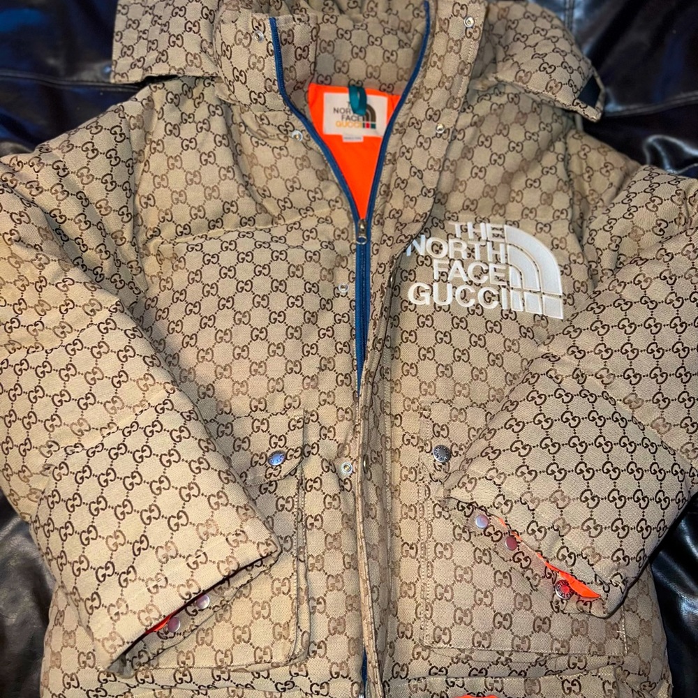 GUCCI x NORTHFACE COAT . Size : LG